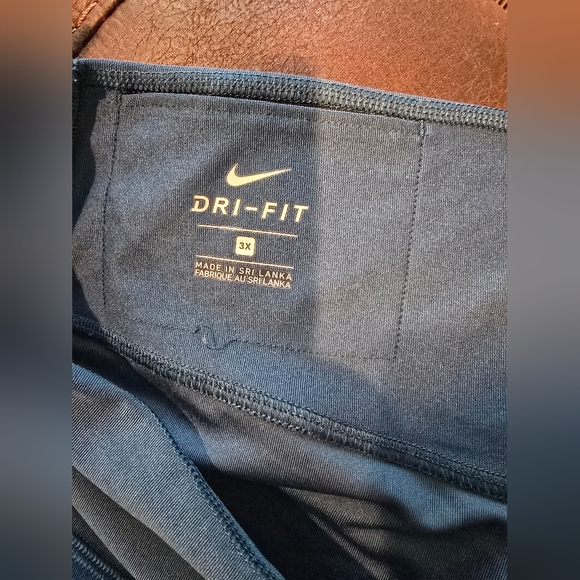 Plus size nike capri leggings - Picture 3 of 3